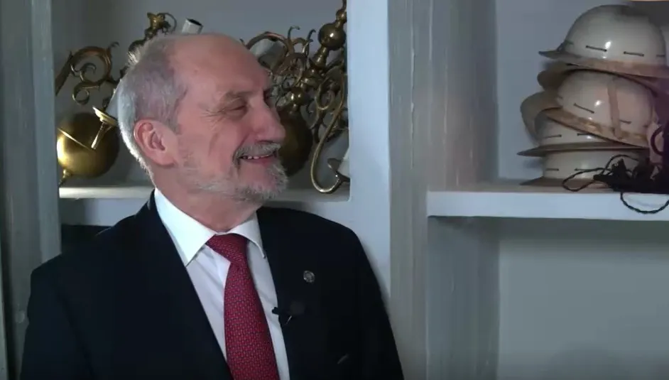 Macierewicz o sporze o wojsko: sowieciarze kontra patrioci. Obejrzyj "Wywiad z chuliganem"!