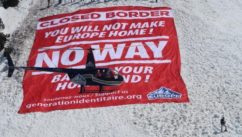 Młodzi Europejczycy mówią "stop" imigrantom. Rozwieszają na stokach Alp transparent - "Wracaj do ojczyzny"