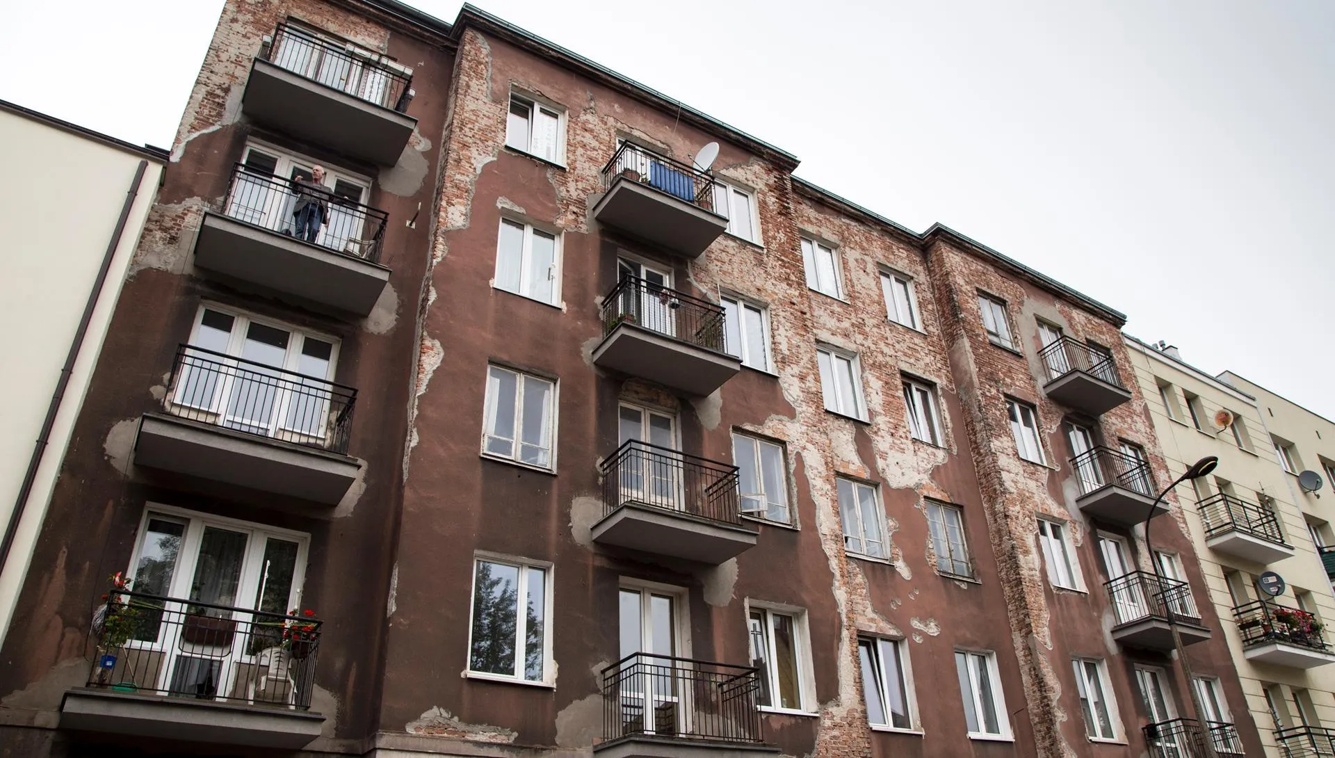 Szykany wobec mieszkańców Skaryszewskiej 11. Nie przestraszyli się i wygrali. Są zarzuty. WIDEO