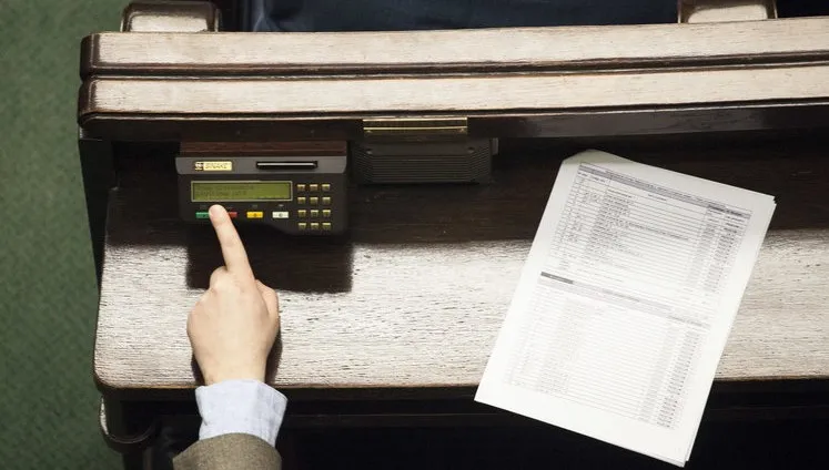 Ustawa o obniżeniu uposażeń posłów i senatorów przyjęta przez Sejm
