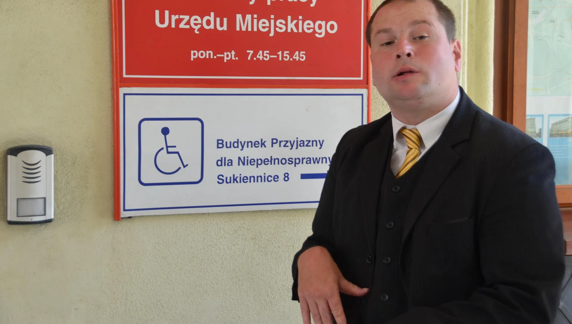 Fot. Radny Michał Piechel porusza się na specjalnym wózku. Ponieważ ma problemy z mówieniem, podczas sesji rady miejskiej korzysta z syntezatora mowy, a swoje wystąpienia wcześniej przekazuje radnym w formie papierowej.