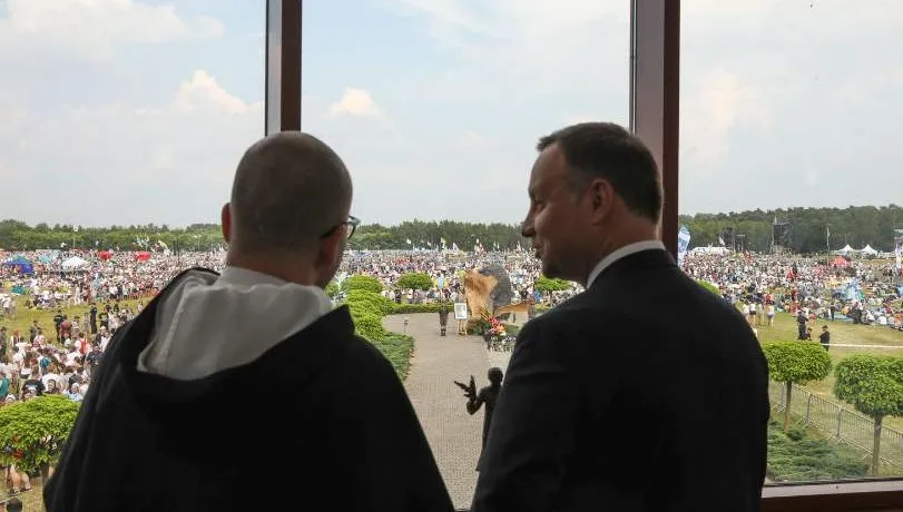 "W ważnych momentach eksponujcie biało-czerwone barwy". Prezydent apeluje do młodych Polaków