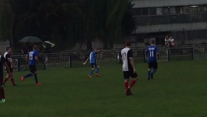 Niebywałe! Fantastyczny gol... 71-latka w siedleckiej okręgówce. Zobacz WIDEO