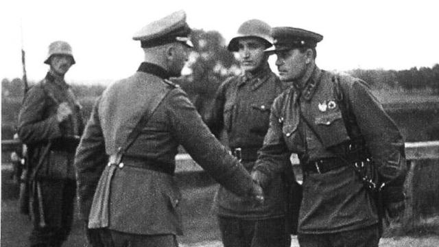 niemieccy i sowieccy żołnierze podają sobie ręce po inwazji na Polskę