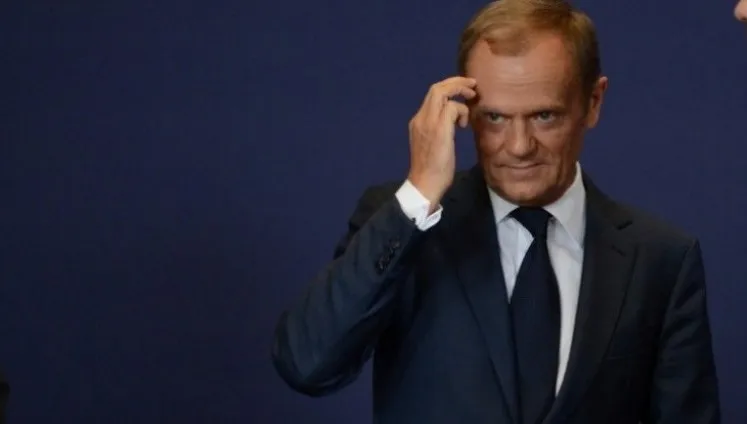 Tusk kontynuuje szopkę z odkręconą tablicą. Co wymyślił tym razem?