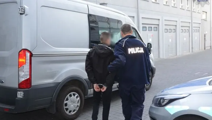 Włamał się do auta i ukradł... słodycze