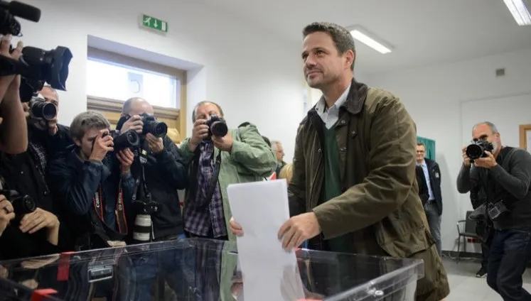 Trzaskowski udzielił wywiadu. O pomysłach dla Warszawy niewiele, ale tym tekstem zaskoczył...