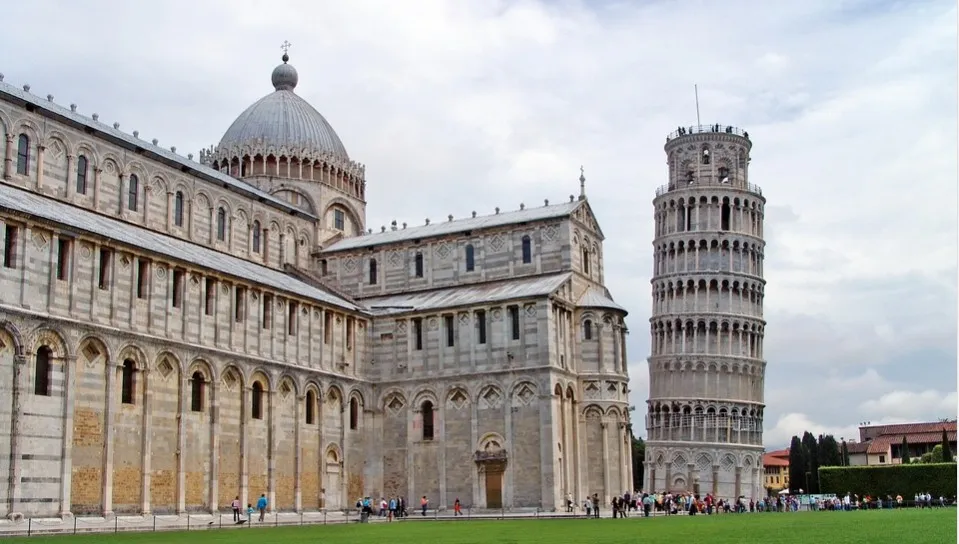 Zmniejsza się przechył krzywej wieży w Pizie