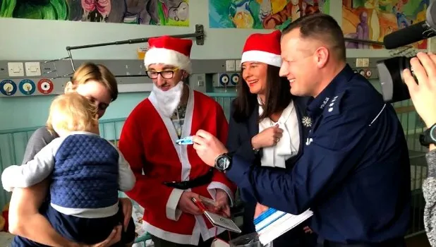 Policjanci z mikołajkową wizytą u chorych dzieci