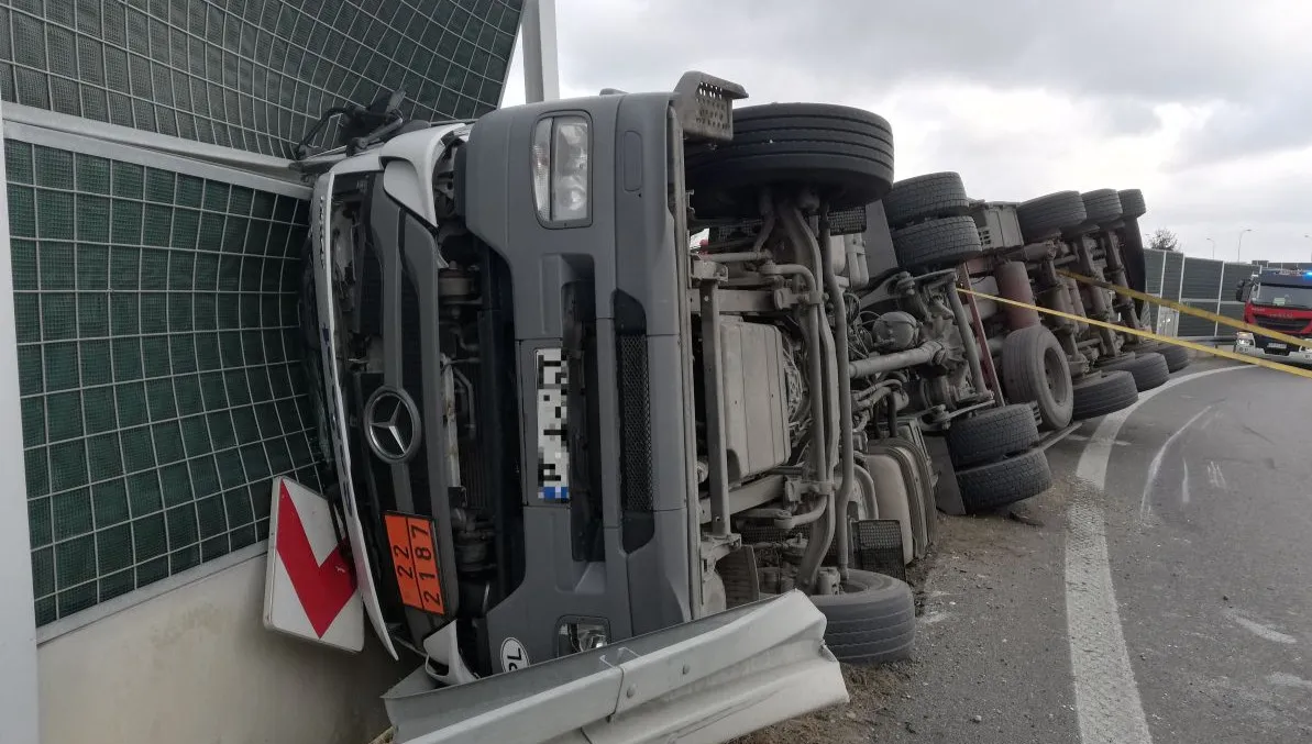 Wywrócona cysterna blokowała wjazd na A4. ZDJĘCIA