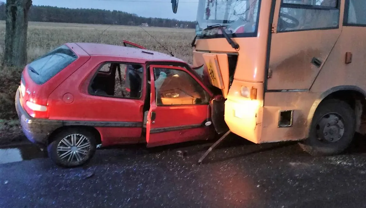 Czołowe zderzenie ze szkolnym autobusem