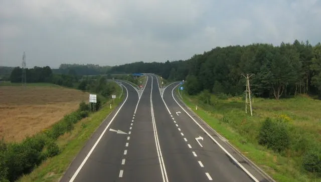 Ciężarówka zabiła pieszego. Trwają poszukiwania kierowcy