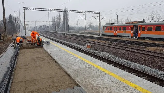 Będą nowe perony w Zduńskiej Woli i Łasku