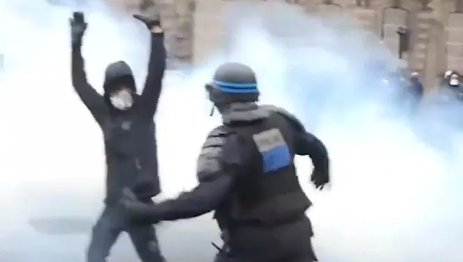 Pałowali kobiety i młodzież. Teraz Emmanuel Macron da brutalnym policjantom premie!