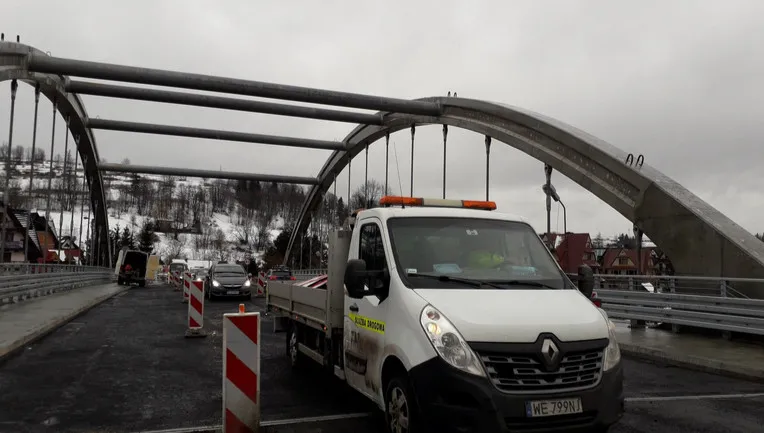 Na DK 41 dachował dostawczak. Droga jest zablokowana