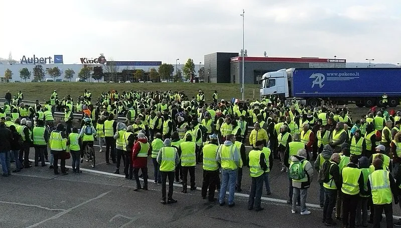 "Żółte kamizelki", Facebook i demokracja