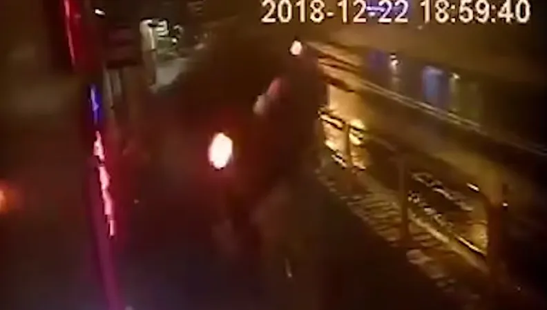 Ten film mrozi krew w żyłach. Piesi niemal cudem uniknęli najgorszego [WIDEO]