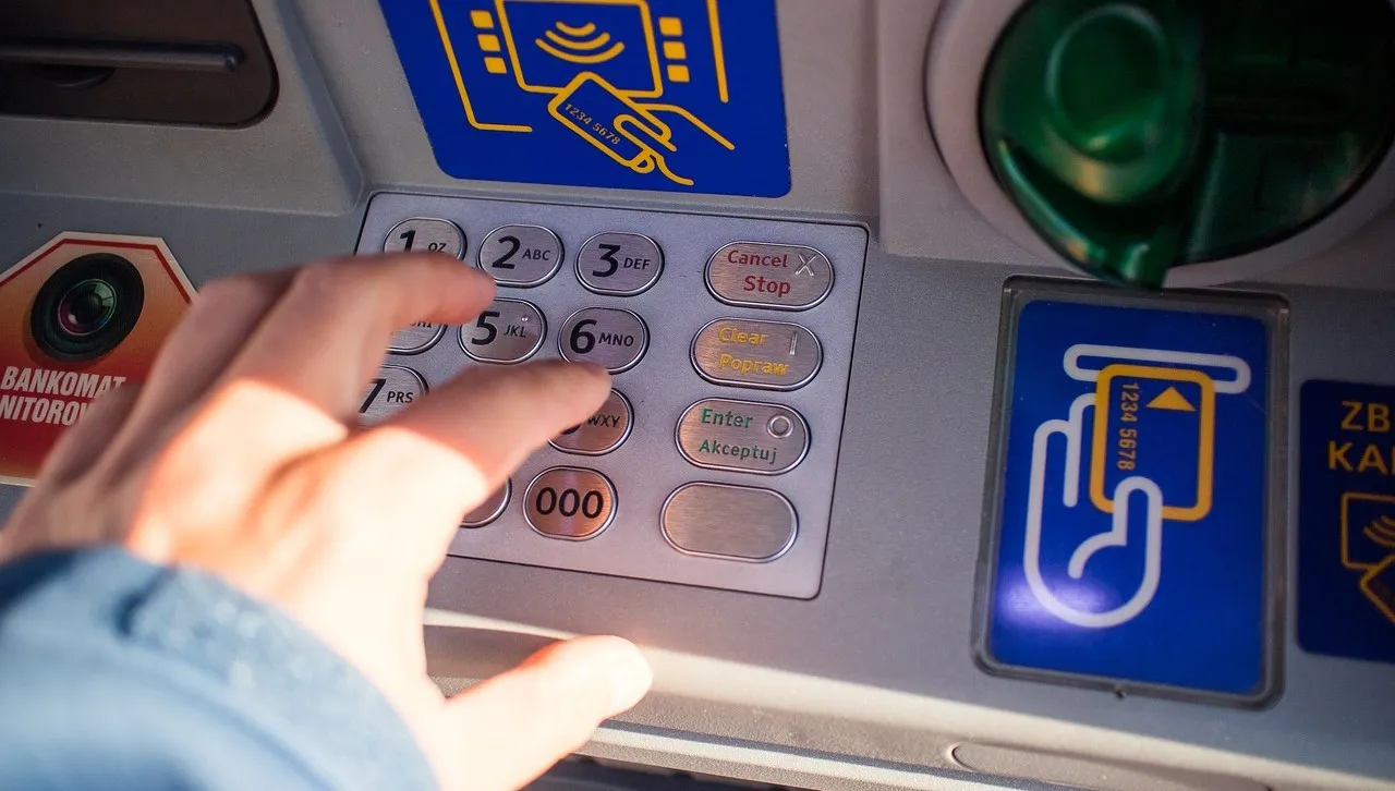 Kielce: policja szuka bankomatowych włamywaczy