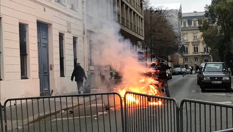 Ogień przed ambasadą Szwecji w Paryżu. Dramatyczny apel dyplomatki: "Gdzie jest policja?!" 