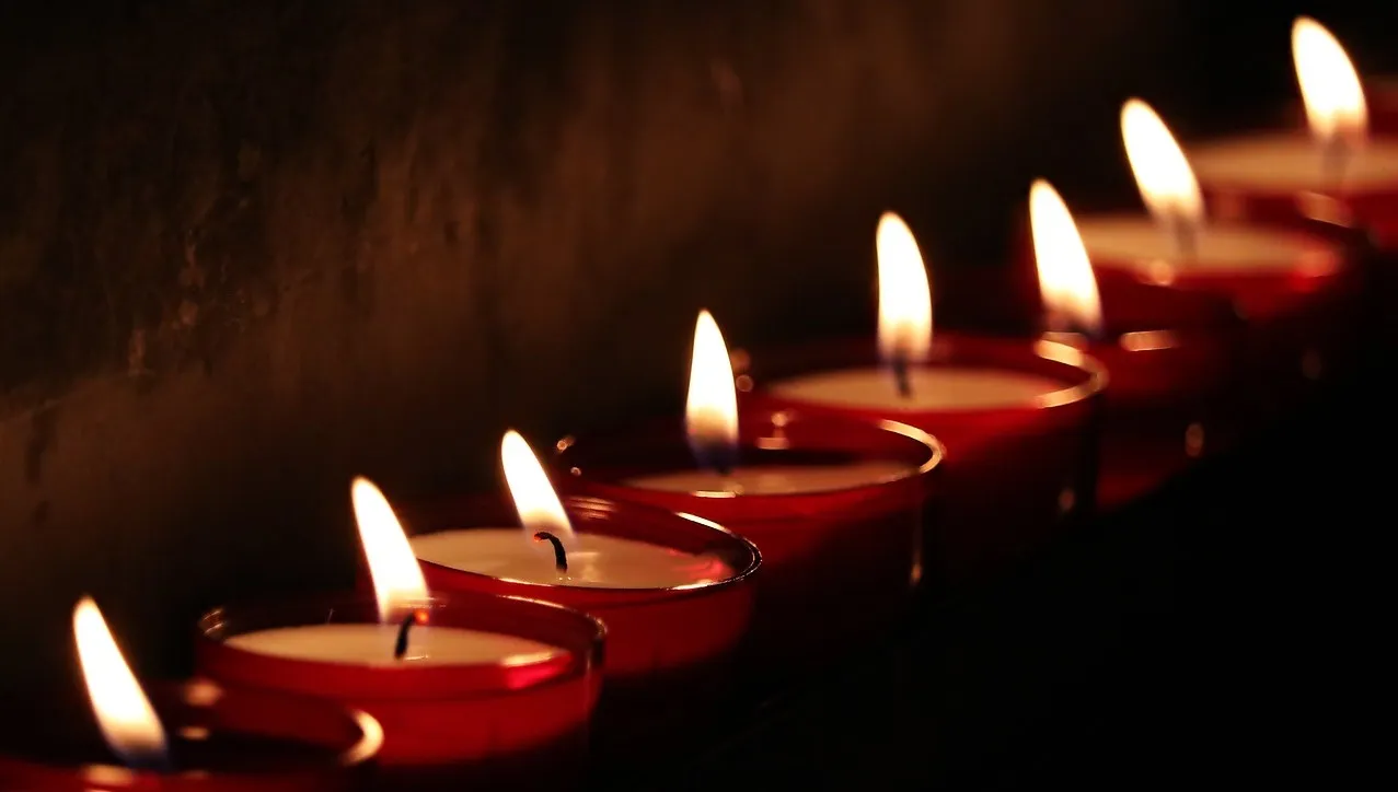 „Nie pamiętamy drugiej takiej tragedii”. W Koszalinie pod miejscem tragedii przybywa zniczy