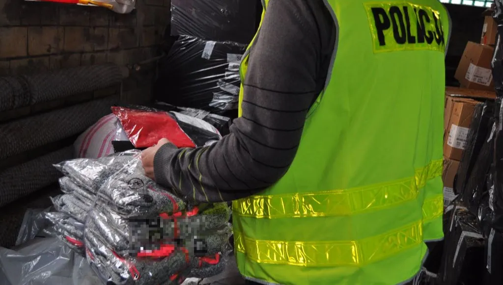 Podrabiana odzież i buty na znanym bazarze