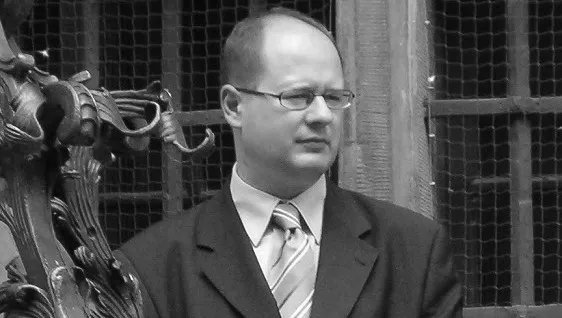 Mieszkańcy Olsztyna wpisują się do księgi kondolencyjnej