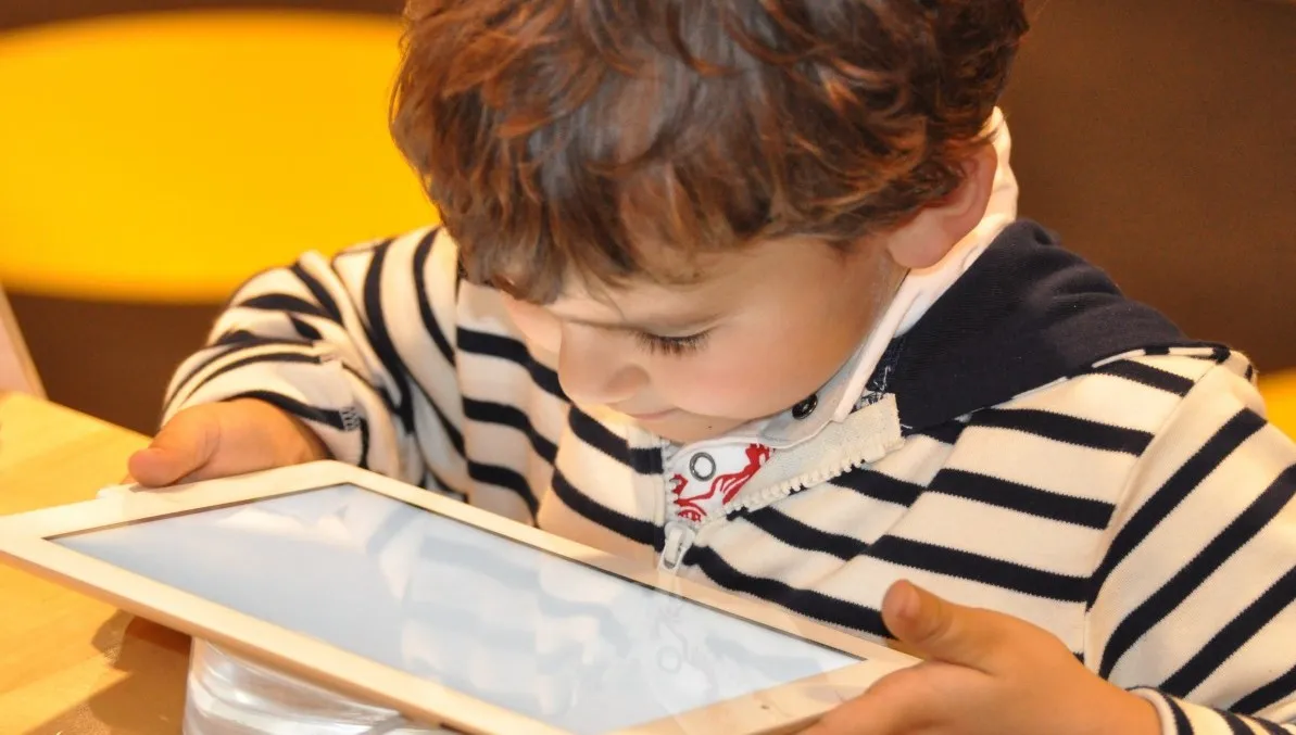 Tablet w rękach małego dziecka. Dlaczego rodzice to robią?