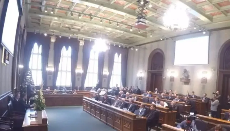 Jednogłośna decyzja rady miejskiej w sprawie walki z hejtem