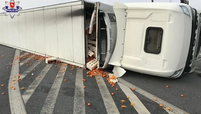 Groźny wypadek ciężarówki z mandarynkami
