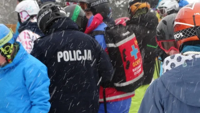 Policjanci na stokach. Dbają o bezpieczeństwo podczas ferii