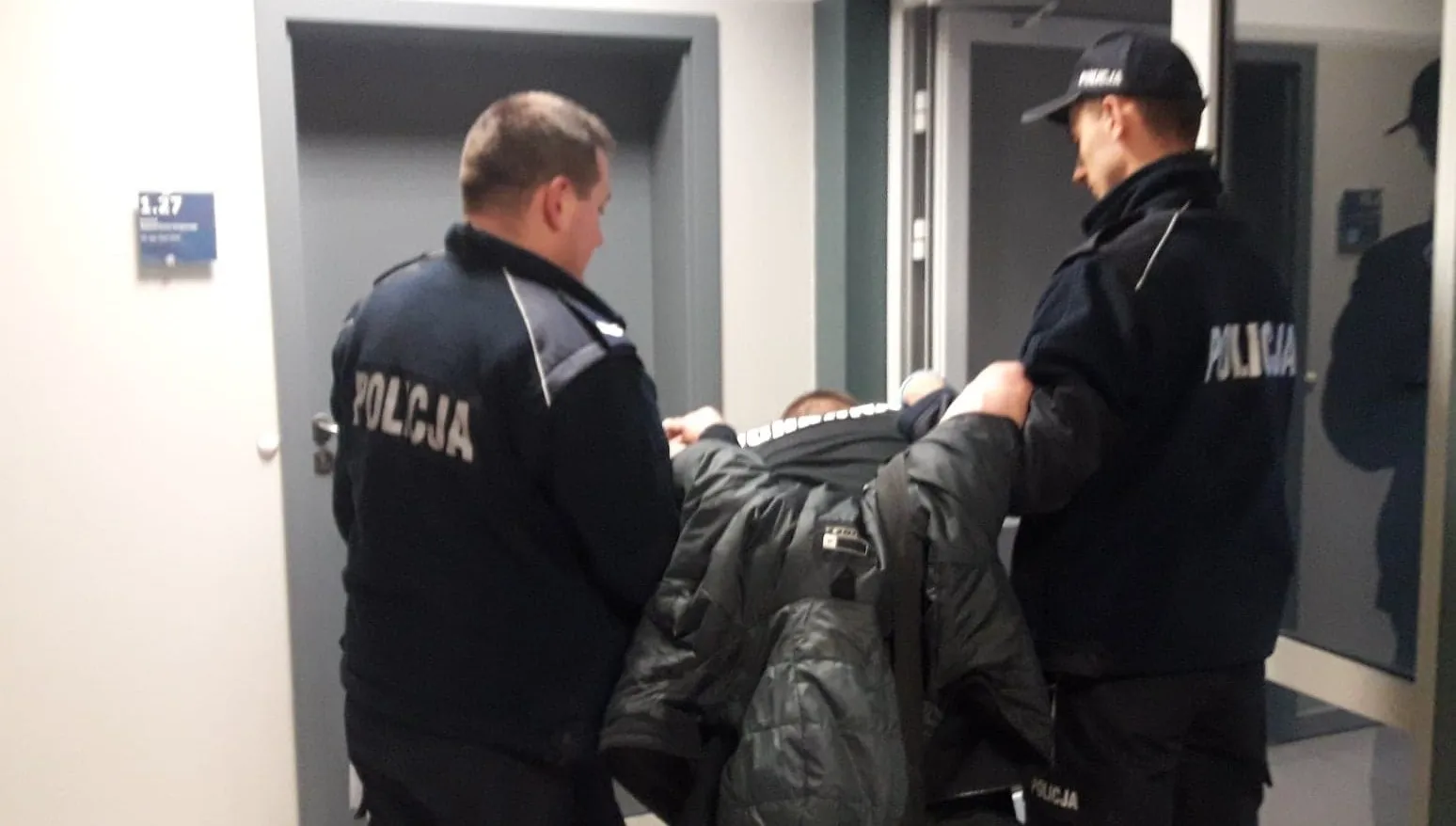 Areszt dla 21-latka. Zaatakował policjantów pałką
