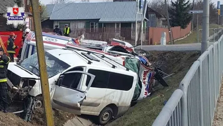 Nie ustąpił karetce pierwszeństwa! Siła zderzenia wyrzuciła pojazdy do rowu