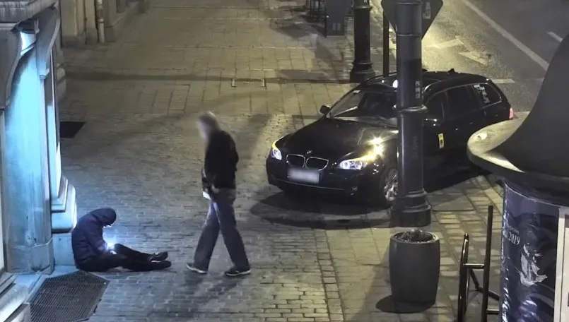 Taksówkarz chciał pomóc, a okradł? WIDEO