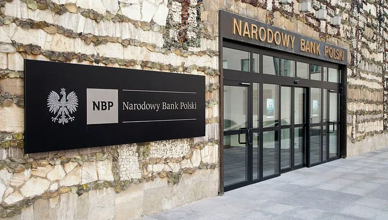Morawiecki o zarobkach w NBP