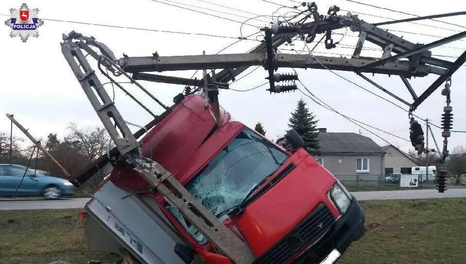 Ściął słup jak zapałkę. Wystarczył alkohol i chwila nieuwagi!