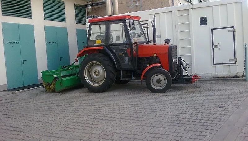 Chciał ukraść bankomat... traktorem