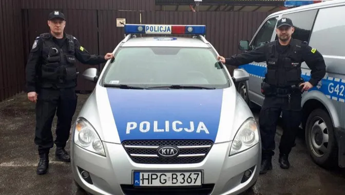 Wbiegli do płonącego budynku. Uratowali rannego mężczyznę