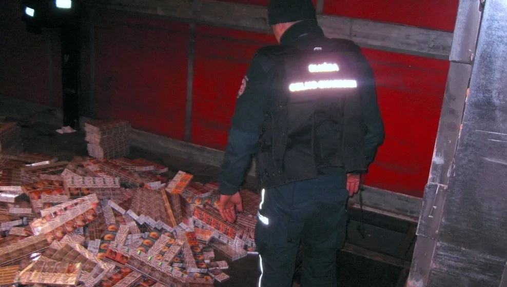  Przemyt papierosów w podłodze ciężarówki