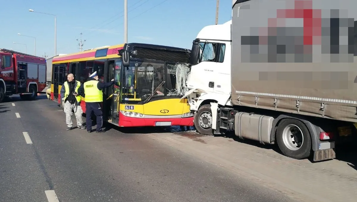 Wypadek z udziałem autobusu. Kierowca pozbawiony prawa jazdy