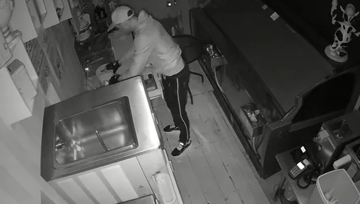 Włamał się powodując szkody na 2 tys. zł. Ukradł... 50 zł
