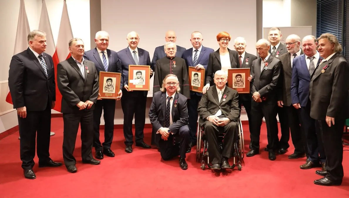 Ministrowie odznaczyli zasłużonych żużlowców