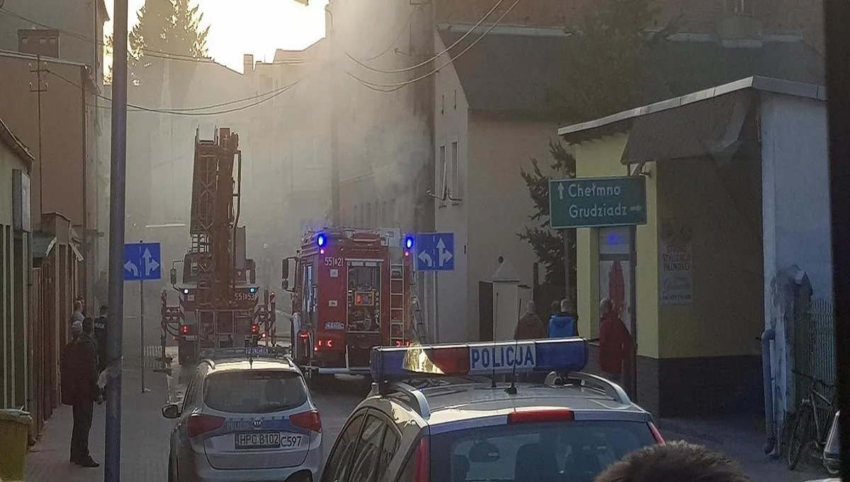 Policjanci ocalili z pożaru rodzinę z dzieckiem