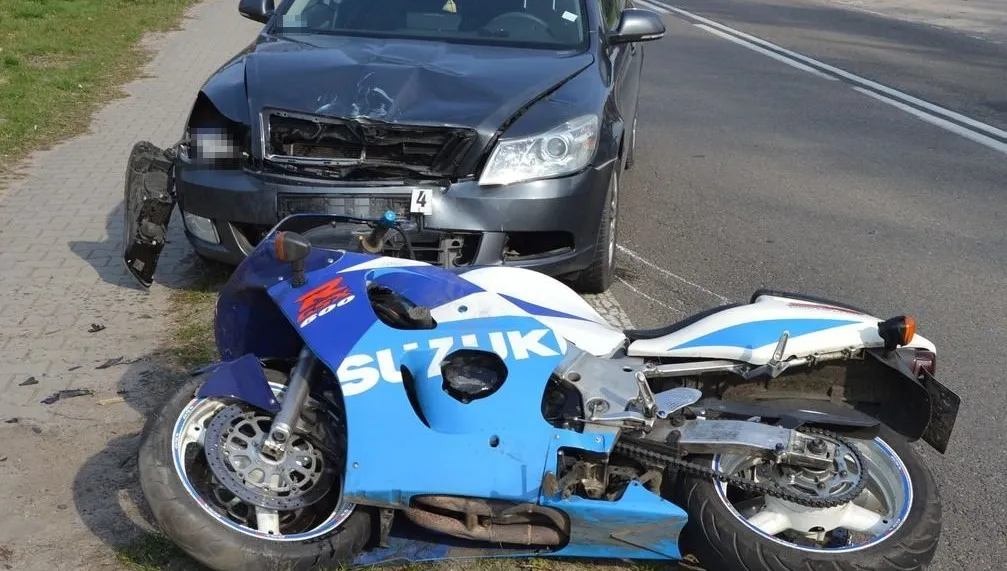 Motocyklista bez prawa jazdy stracił panowanie nad maszyną. Skutek widać na zdjęciu!