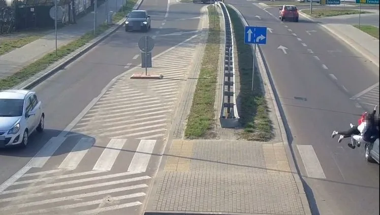 75-latek staranował na pasach cztery nastolatki. Policja udostępnia wstrząsający FILM!