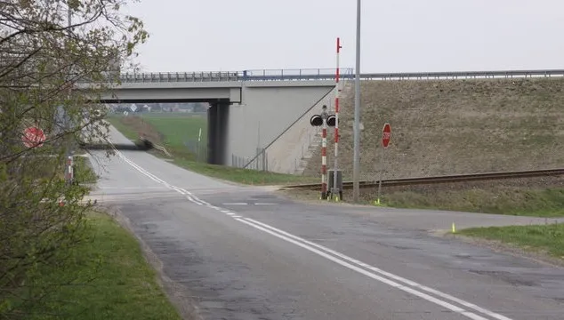 Będzie bezpieczniej na przejazdach kolejowych