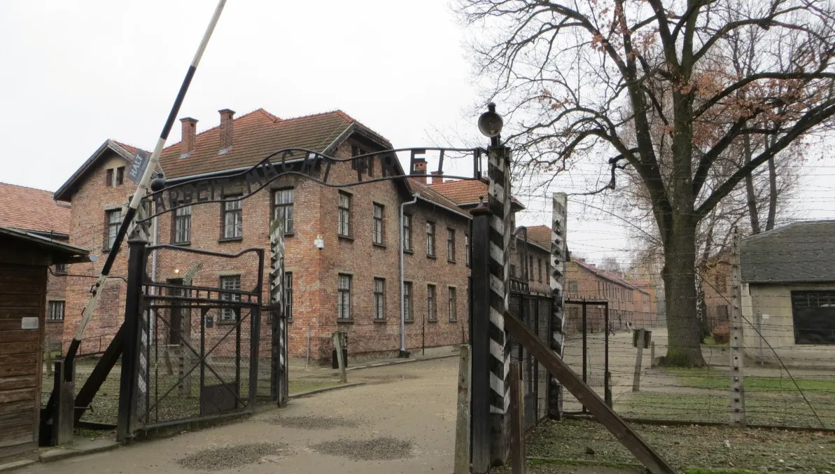 Rozebrali się do naga przed bramą Auschwitz. Apelacja od wyroku