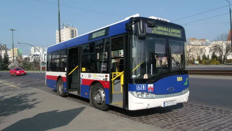Autobus nagle zahamował. Pięcioro dzieci w szpitalu