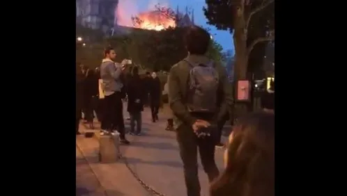 Modlitewne czuwanie przed katedrą Notre Dame