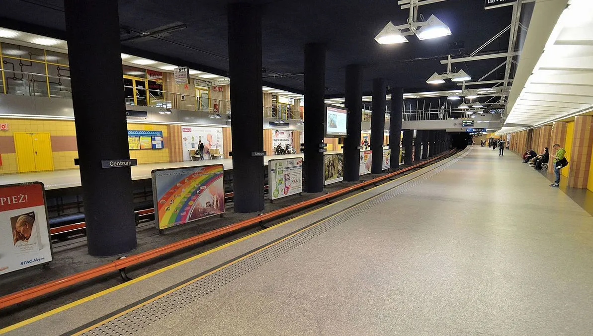 Wypadek w metrze. Pod pociąg wpadła kobieta