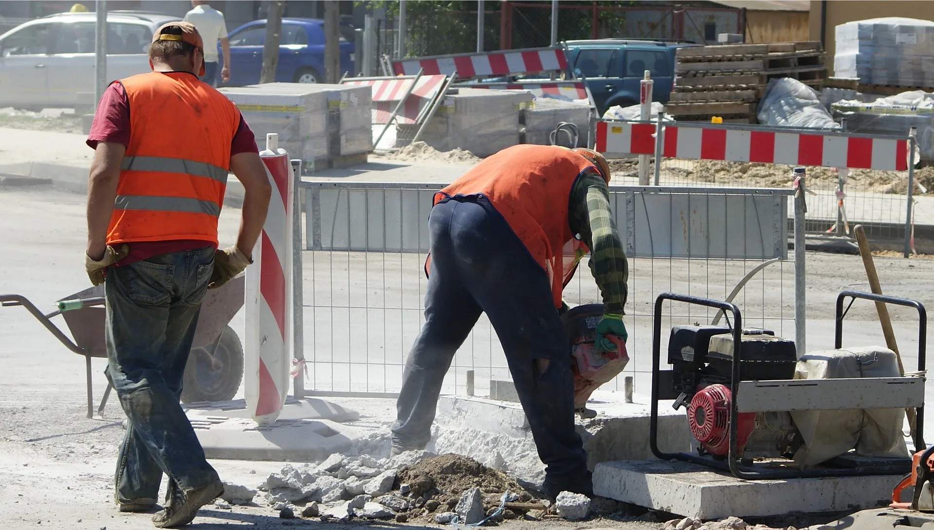 Ziemia przysypała robotników. Jeden z nich  nie żyje